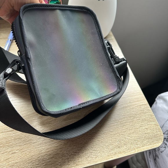 Cute mini Guess side bag - Picture 3 of 3